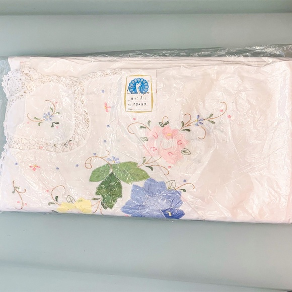 NEW Vintage Floral Embroidered Tablecloth + 8 Napkins - Picture 10 of 11